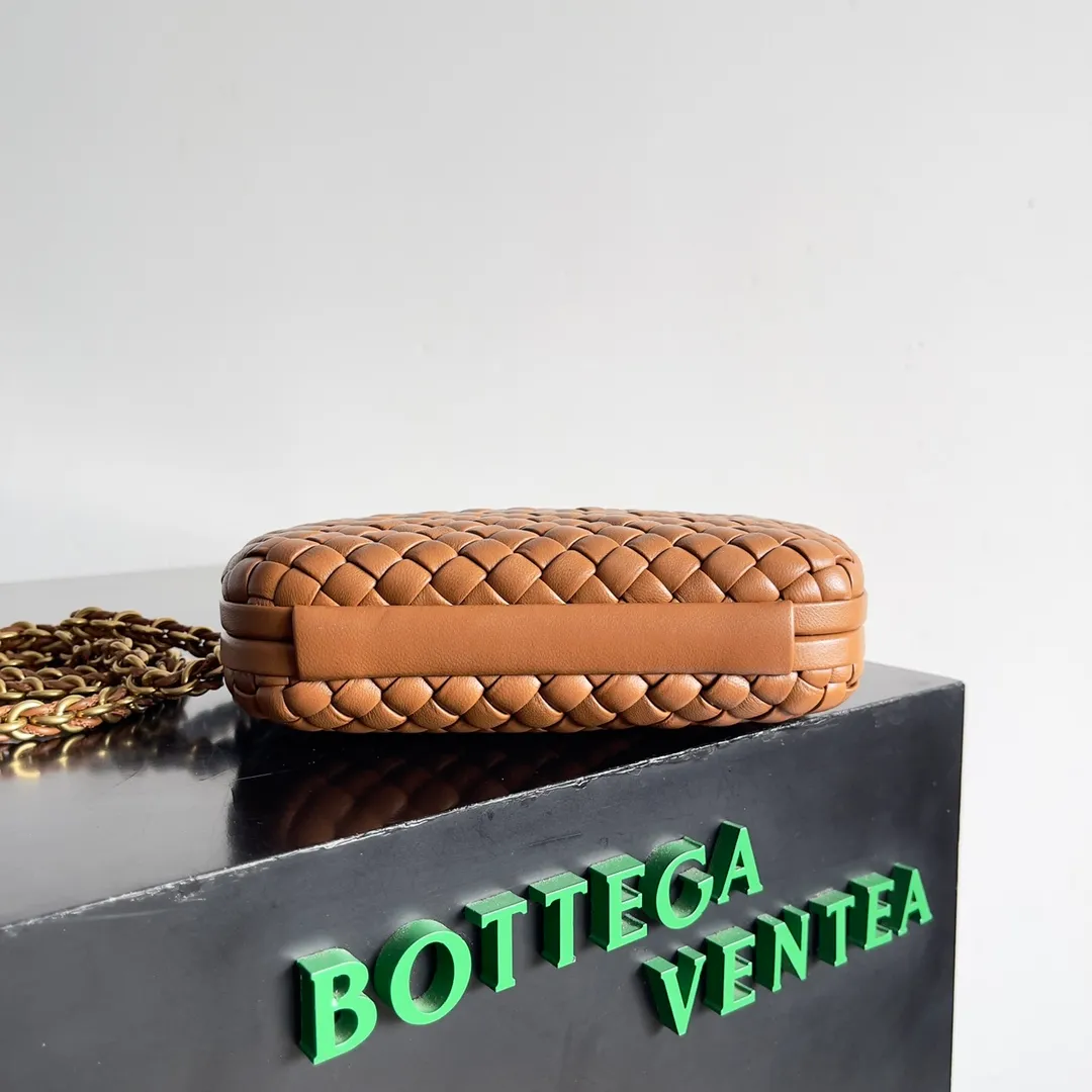 Batch 2260 BOTTEGA VENETA KNOT evening bag chain version for women is now on the market! Delicate and elegant, soft and powerful, this bag is definitely a representative of intellectual women. As an evergreen model of BV, the blessing of the chain is the icing on the cake. The classic weaving once again interprets the unique craftsmanship (the chain can be disassembled separately). Style number: 776662 Size: 19*11.5*5cm